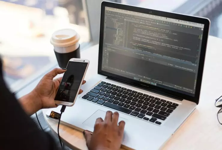 ¿Cómo compartir internet del celular a la computadora con cable USB?