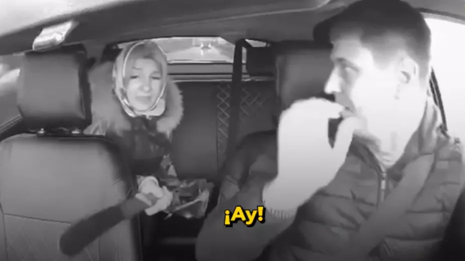 VIDEO | Taxista de plataforma sufre tenso momento: Pasajera lo amenaza con machete en pleno viaje por su música