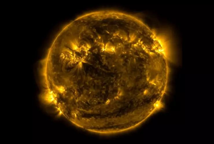 Potente llamarada solar causa apagones; se esperan más explosiones