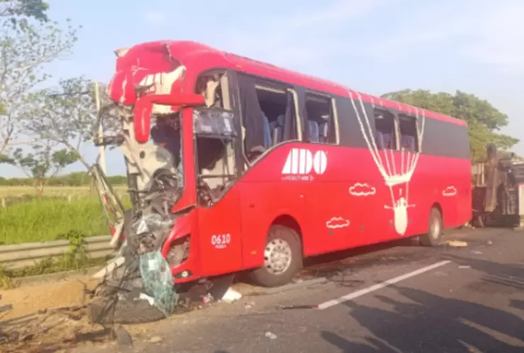 Autobús-choca-en-autopista-La-Tinaja-Cosoleacaque-un-muerto-y-decenas-de-heridos