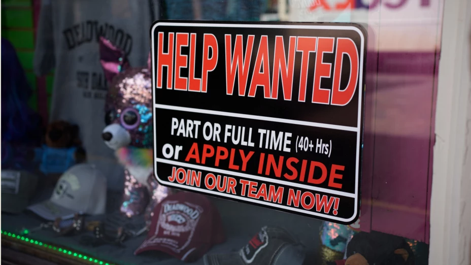Letrero ofrece trabajo en una tienda de Dakota del Sur.
