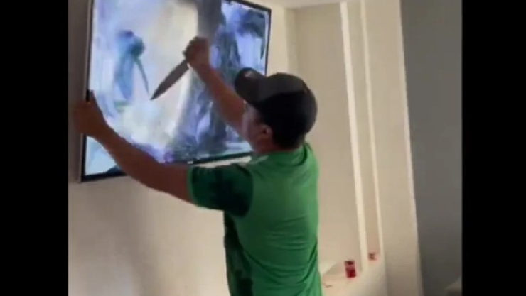 Destroza con cuchillo pantalla de TV tras eliminación de México