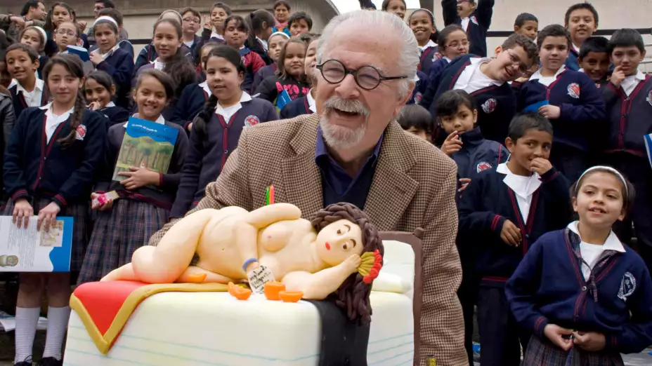 Fernando Botero con un pastel decorado a semejanza de sus escultura.