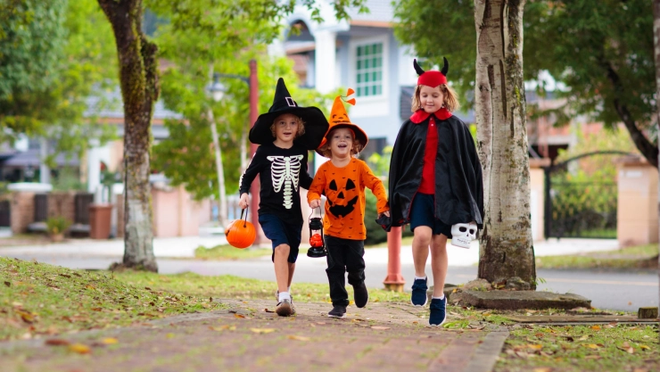 Tres niños con disfraces de Halloween