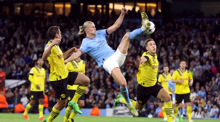 Erling Haaland anota el gol ante el Borussia Dortmund