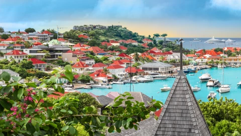 una vista panorámica de la capital de la isla, Gustavia. 