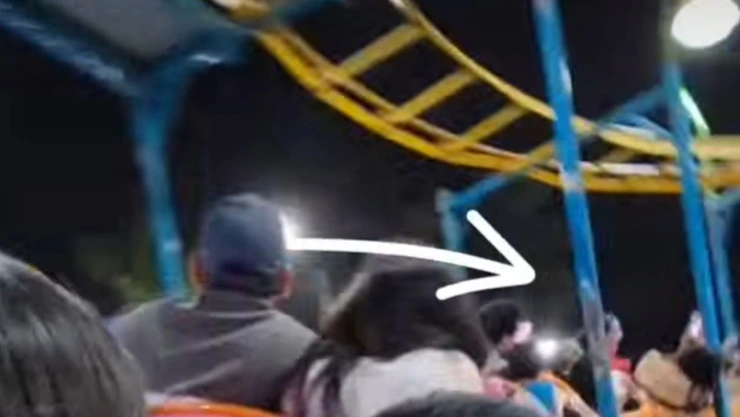 Mujer se golpea la cabeza en juego mecánico video viral