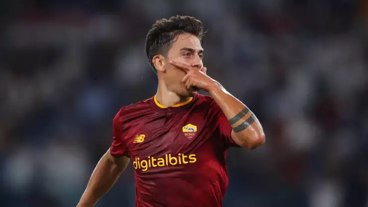 Paulo Dyabala festejando un gol con la Roma