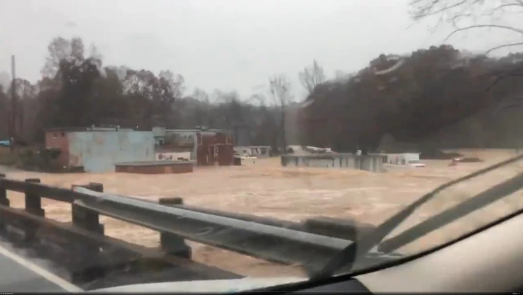 Eta toca tierra en Florida como tormenta tropical y provoca inundaciones en EUA