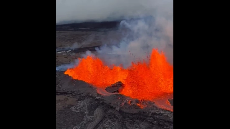 Volcán hace erupción