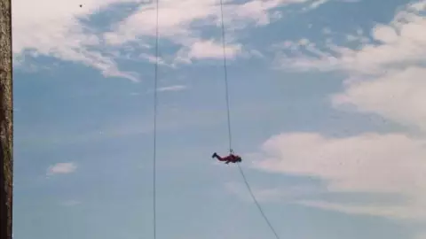 Bombero de Guatemala celebra 27 años como Santa Claus y reparte alegría a niños de escasos recursos.jpg