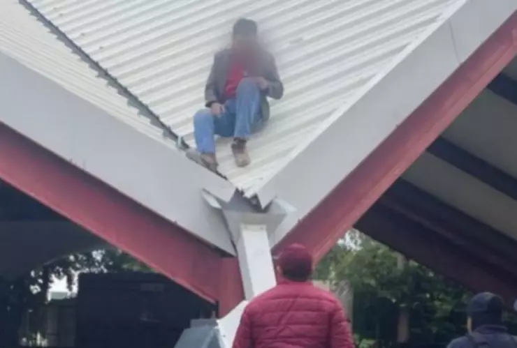 Hombre intenta arrojarse en el Parque Benito Juárez