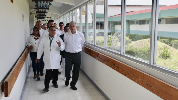 Plantea AMLO que médicos ganen más en hospitales rurales que en ciudad