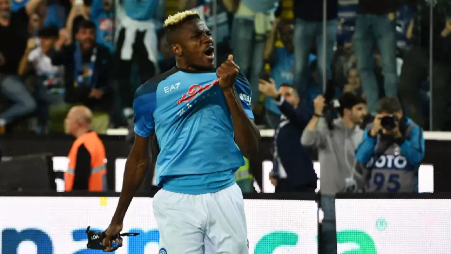 Victor Osimhen festeja gol de título de la Serie A con el Napoli