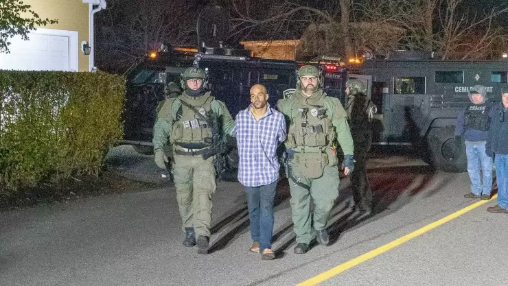 Hombre con motosierra atacó a policías y se atrincheró con sus hijos