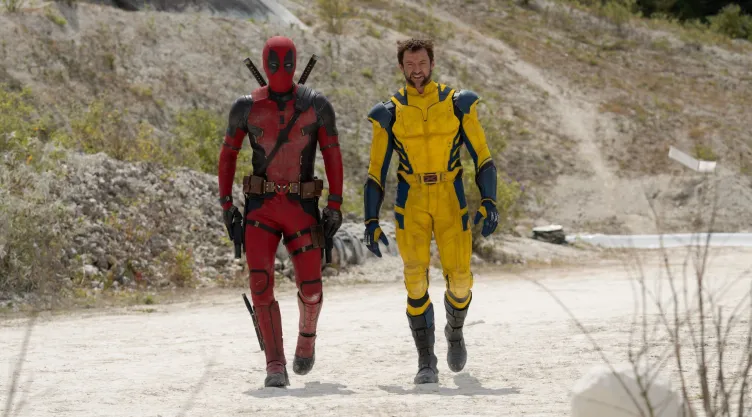 En la imagen vemos a Deadpool y Wolverine caminando de forma épica en el desierto.