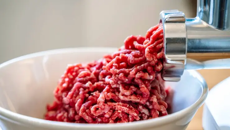 la carne picada en la cocina con un molinillo eléctrico
