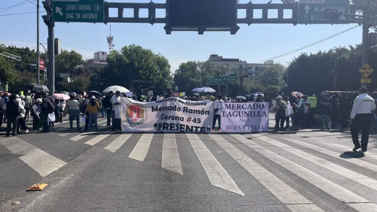 Protesta de locatarios de mercados públicos en toda la CDMX, en contra de la digitalización de trámites.