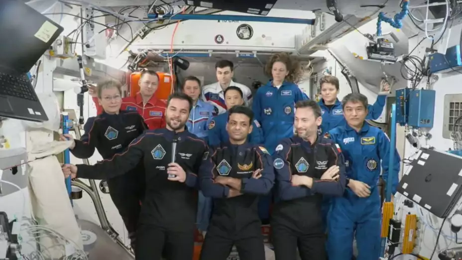 Los astronautas húngaro, Tibor Kapu, indio. Shubhanshu Shukla y polaco Slawosz Uznanski-Wisniewski.