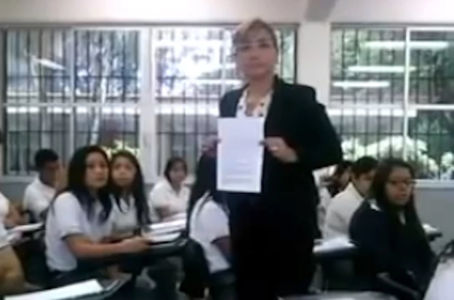 El incendio del camión representó una pérdida total para el centro educativo donde labora la maestra que exhibió a alumna