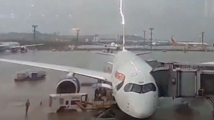 Rayo impacta avión en pleno aeropuerto en Brasil