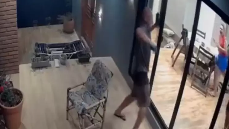 Vecino irrumpe con machete: cámaras captan intento de homicidio contra profesor universitario frente a su esposa e hijo