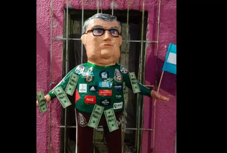 Hacen piñata del Tata Martino