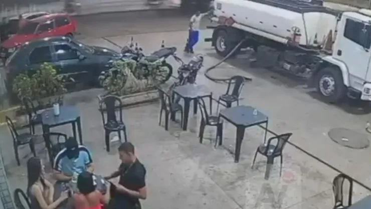 Cámaras captan el momento exacto de fuego en estación de combustible