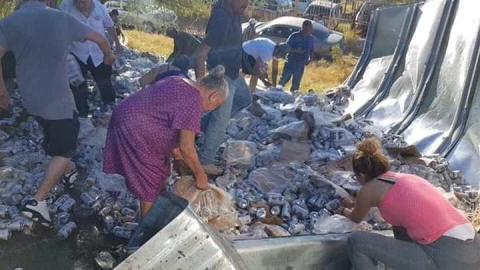 Pobladores de Nuevo Laredo roban cervezas tras volcar camión 