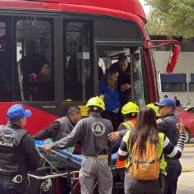 Choque de Metrobús en Iztacalco hoy: Accidente entre dos unidades deja 24 lesionados
