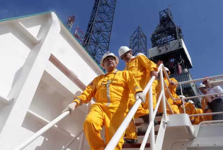Amlo visita plataforma petrolera en Tabasco