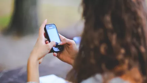 El 30% de las personas espía el celular de su pareja cuando se baña