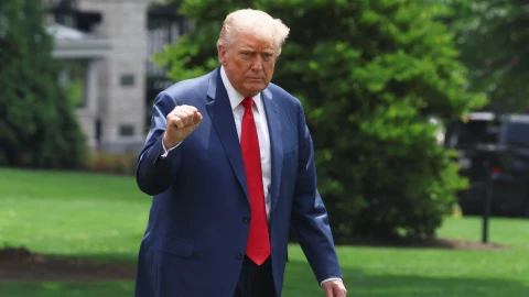 Donald Trump ordena pausar las redadas contra migrantes en sectores como el agrícola, hotelero y restaurantero, según confirmó el Departamento de Seguridad Nacional.