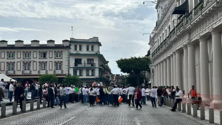 Taxistas marchan y bloquean calles en Xalapa ¡Hay caos vial!