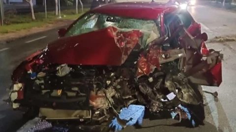Así fue el FUERTE ACCIDENTE en el Periférico de Mérida que dejó a un conductor PRENSADO dentro de su auto