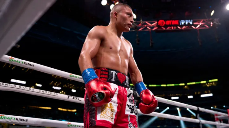 Pitbull Cruz sobre el ring en una pelea de box