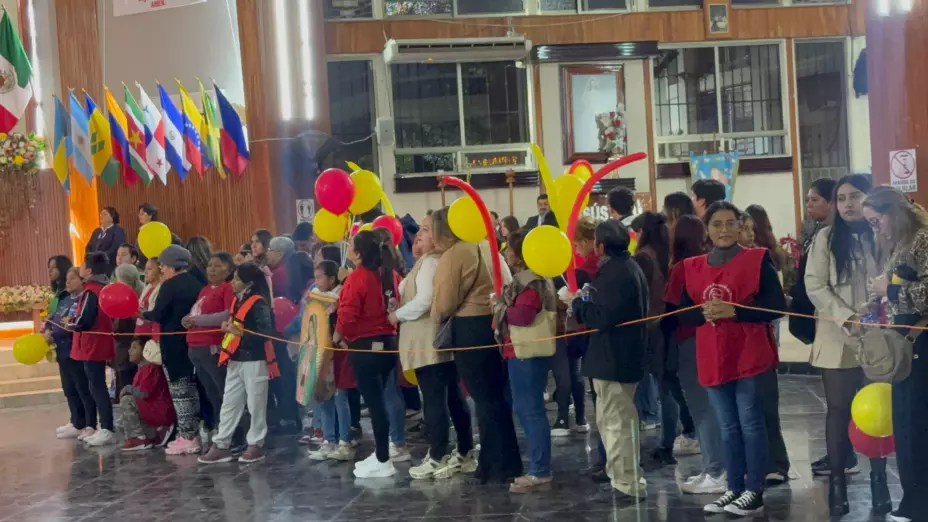 Decenas de personas acudieron a celebrar a la Virgen de Guadalupe