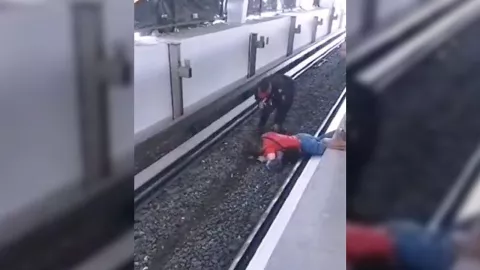 policía ayuda a invidente que cayó accidentalmente a las vías del Metro CDMX