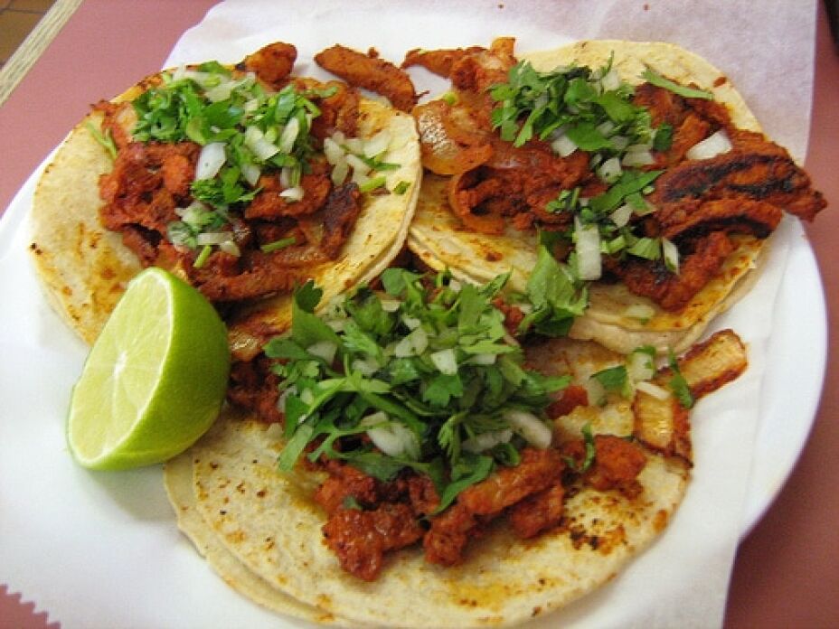 Cancún Mesero insulta a clientes de taquería en el ticket
