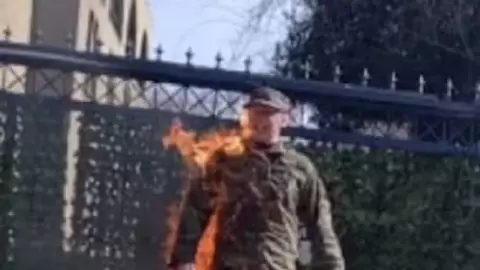 VIDEO_ Militar estadounidense muere tras prenderse fuego fuera de la Embajada de Israel en EU.jpg