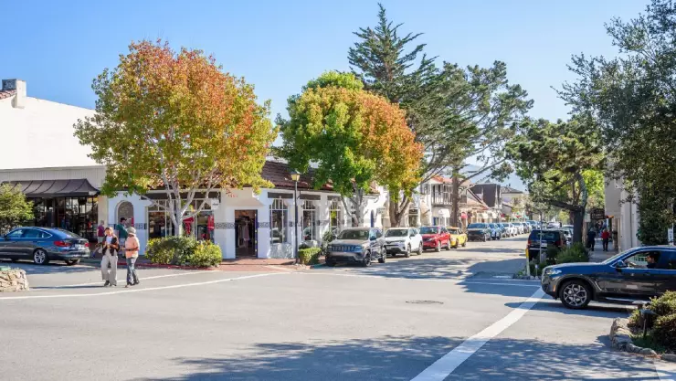 una vista de la bonita ciudad de Carmel-by-the-Sea en California