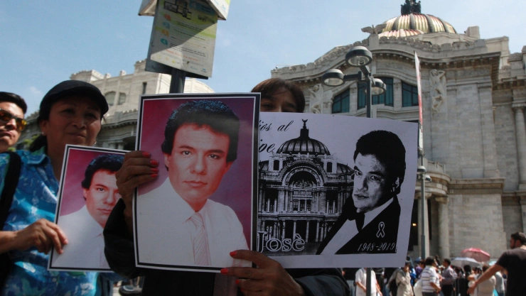 Seguidores de José José lo despidieron entre aplausos, canciones y flores. ¡Adiós a un grande! 