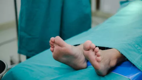 Hombre muere en la morgue