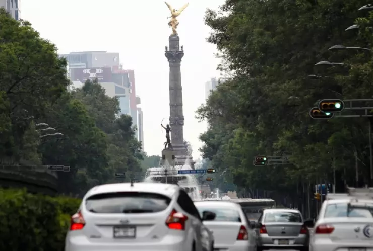 Autos circulando en Paseo dela Reforma en CDMX