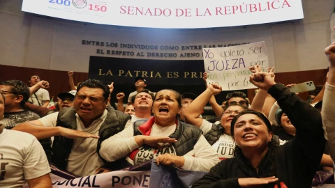 Senadores de Morena abandonaron el Senado ante el portazo de manifestantes.