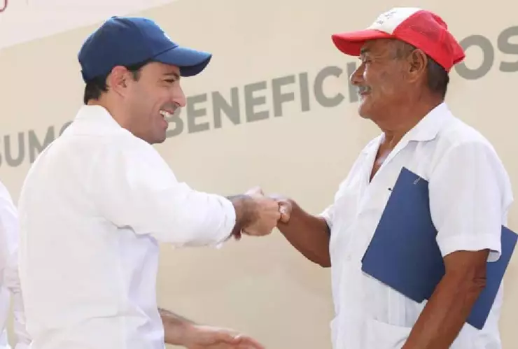 Mauricio Vila entrega apoyos a productores del Estado