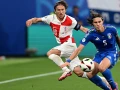 Luka Modric ante el defensa italiano Riccardo Calafiori