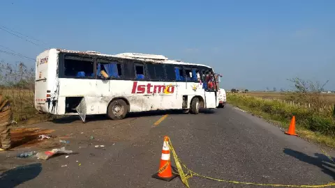 Filtran foto de cómo quedaron los cuerpos de madre e hija que murieron en volcadura de autobús en carretera Paso del Toro-Alvarado