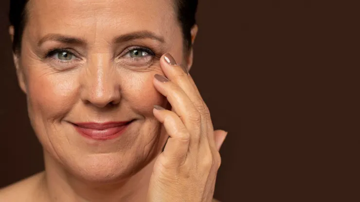 Te decimos cómo hacer crecer cejas pobladas después de los 50.