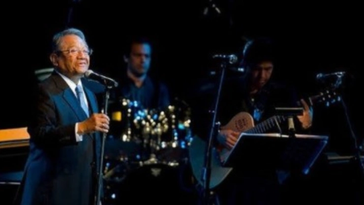 armando manzanero canta escenario